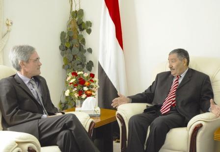 عبدالغني لدى استقباله سفير كندا أمس